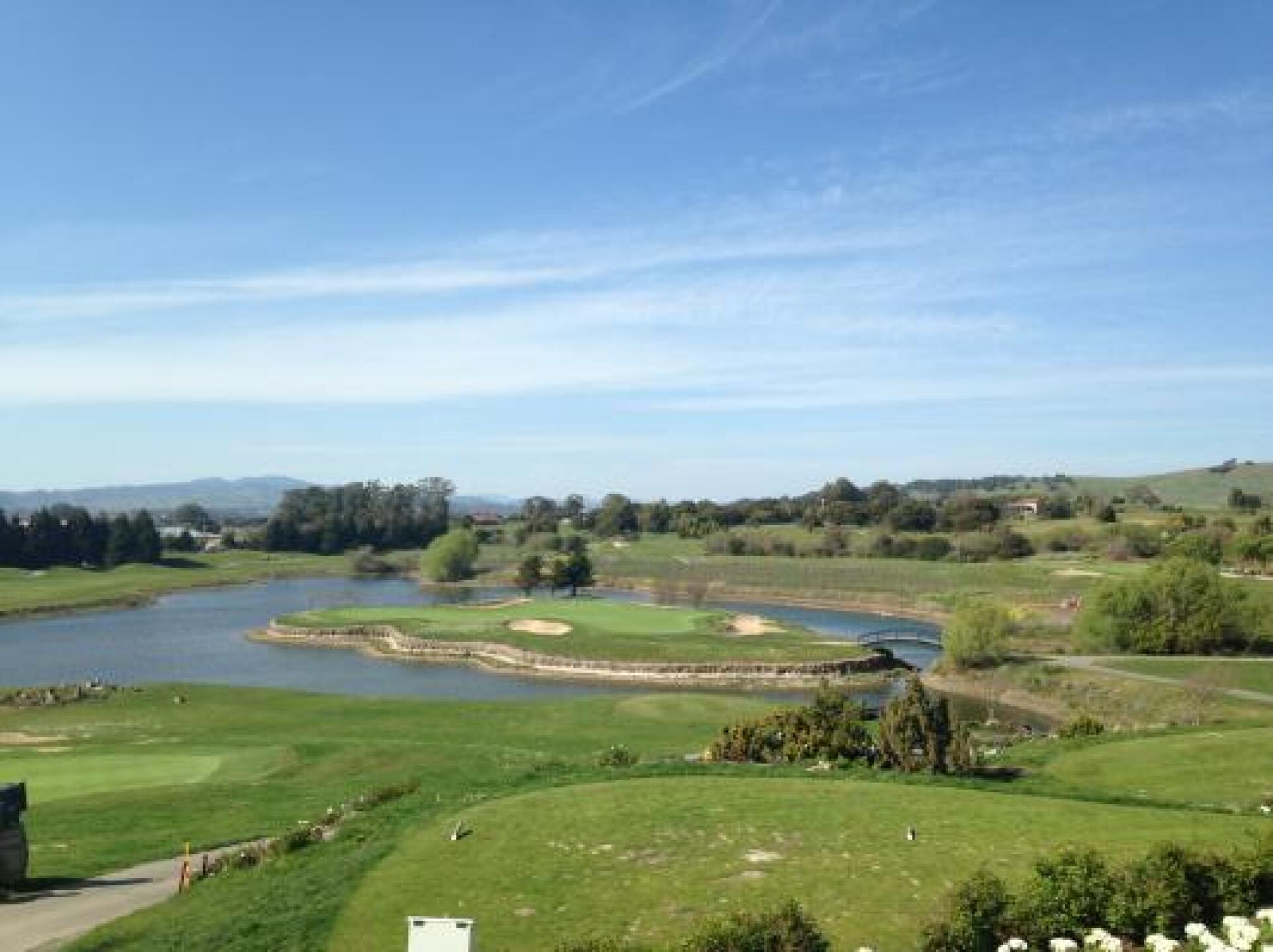 Par 3 island green (Photo submitted by luffdaddy on 03/18/2013)