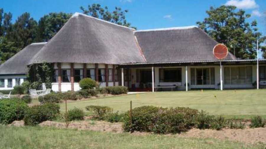Gweru GC: clubhouse & putting green
