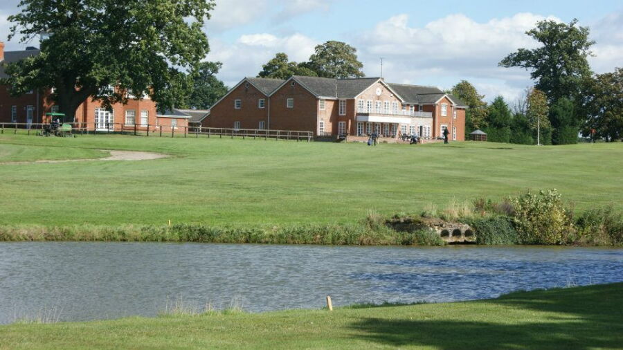 Gosfield Lake GC: Clubhouse