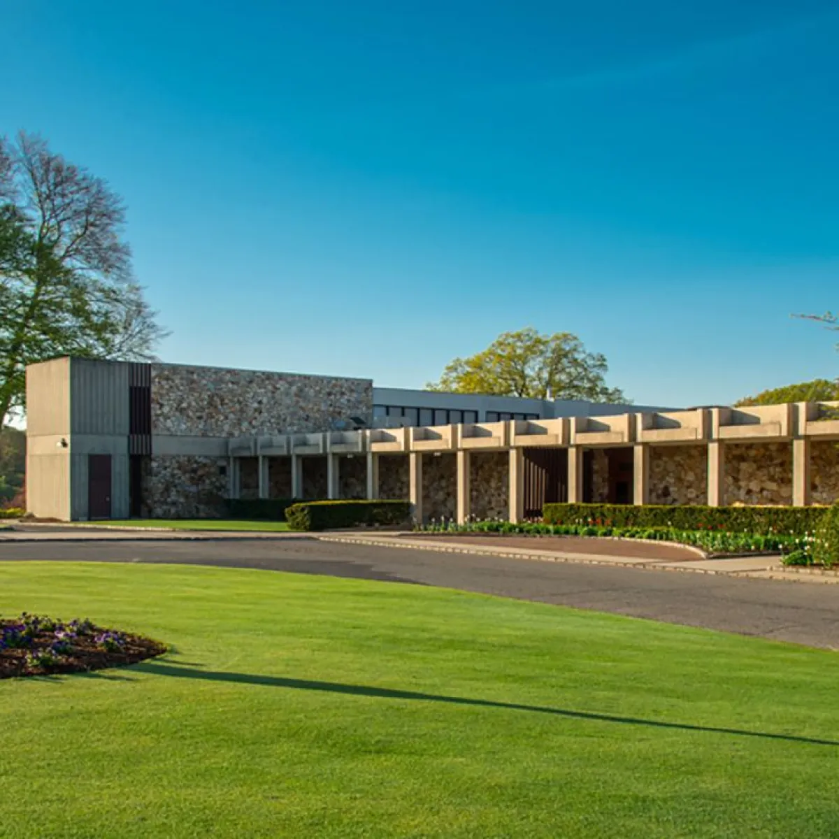 White/Blue at Glen Oaks Club in Old Westbury, New York, USA | GolfPass