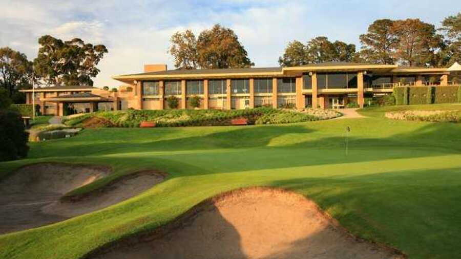 Kew GC: #18 & clubhouse