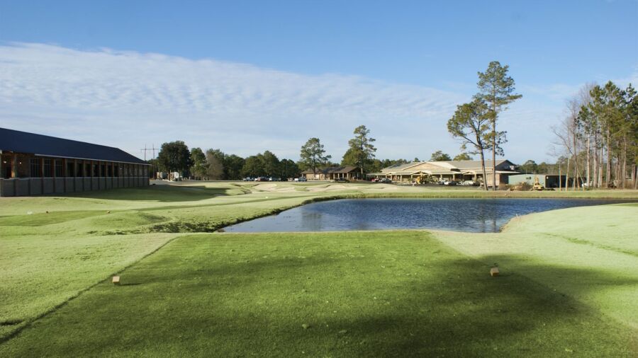 Hawk's Point GC: #18 & clubhouse