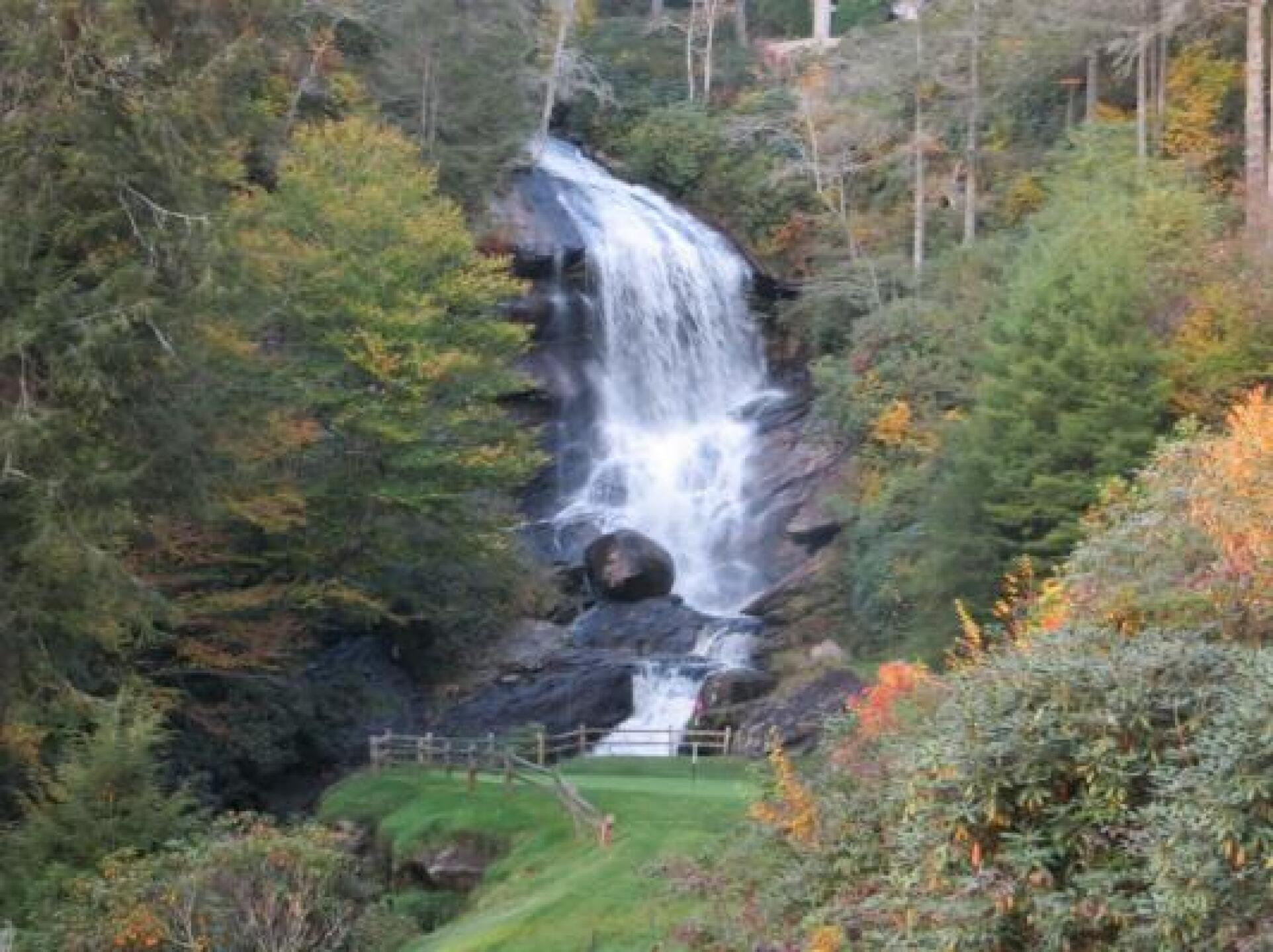 The 15th hole under Highlands Falls (Photo submitted by rgholt on 07/10/2014)