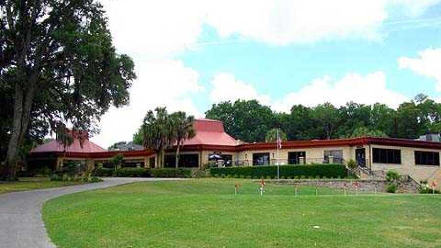 CC of Silver Springs Shores: putting green & clubhouse