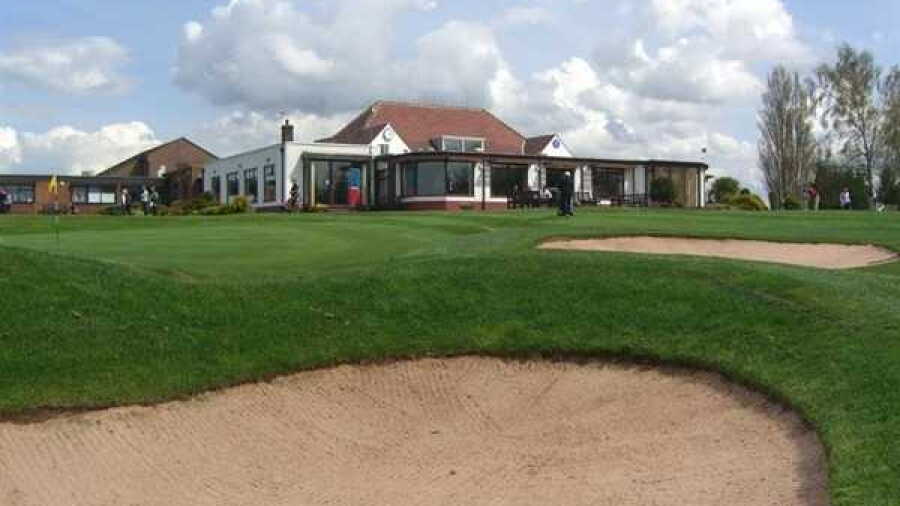 Selby GC: #18 & clubhouse