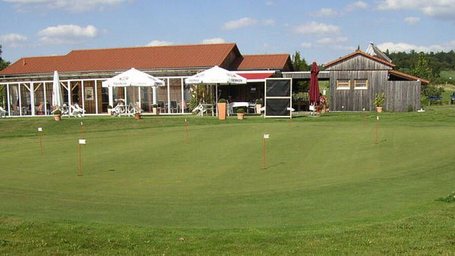 Hassberge GC: putting green & clubhouse