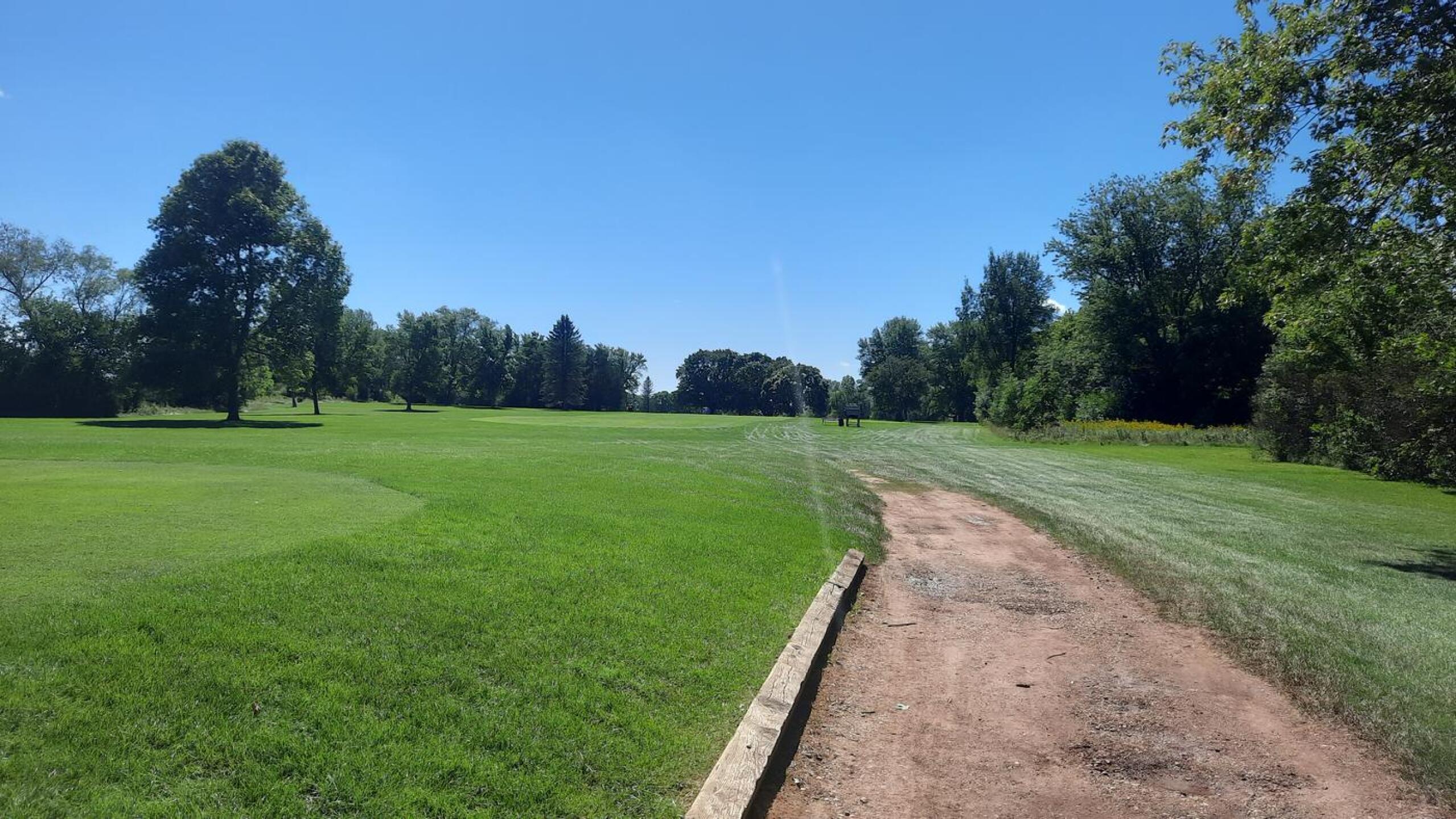 12th hole dog leg left 570 yards (Photo submitted by u981622077 on 08/31/2022)