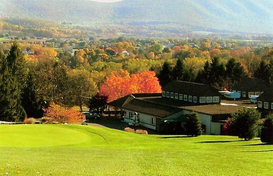 Rolling Pines GC: #18 & clubhouse
