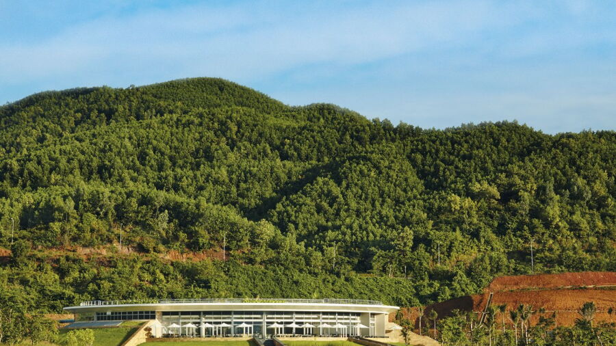 Ba Na Hills GC: #18 & clubhouse