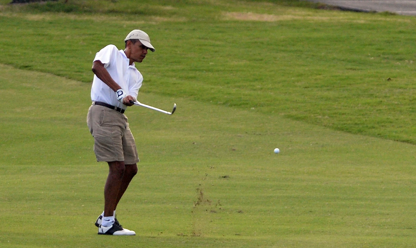 Barack Obama playing golf