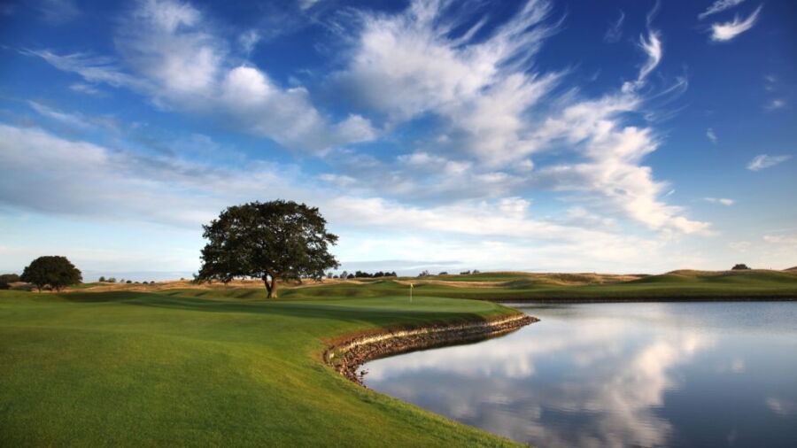 8th at The Oxfordshire Golf Club