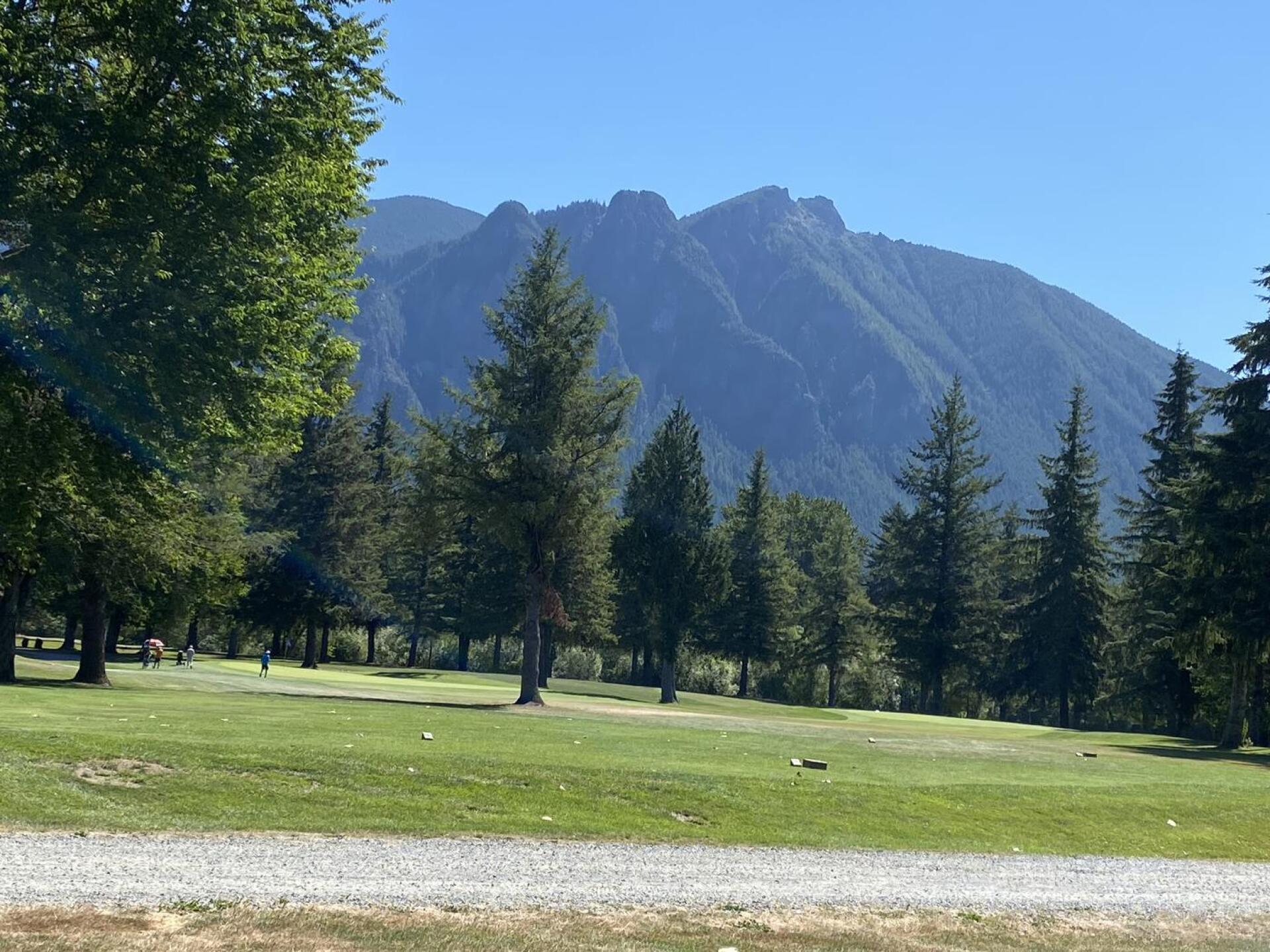 Mt Si looms over hole 1 (Photo submitted by Sskwarski on 07/31/2021)