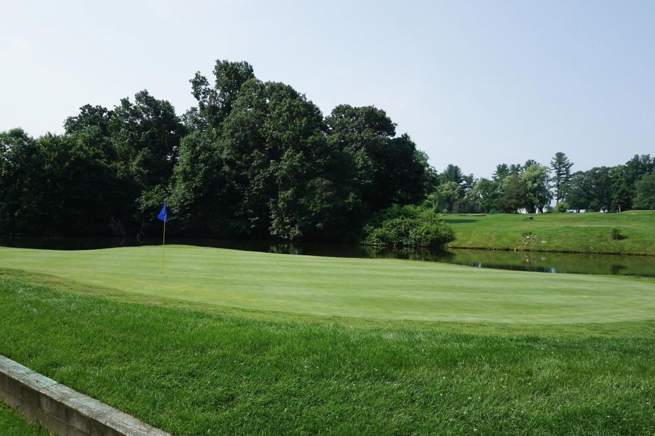 Island green # 4. As seen from the back left quadrant. (Photo submitted by AptlyLinked on 07/19/2021)