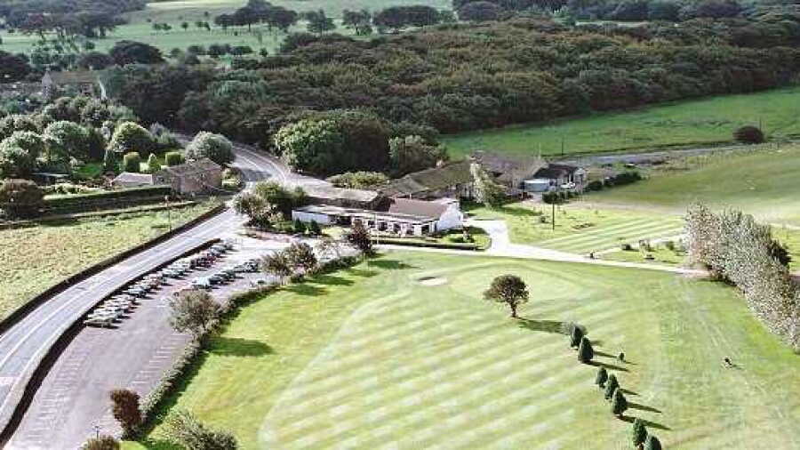 Woodhall Hills GC: Clubhouse & #18