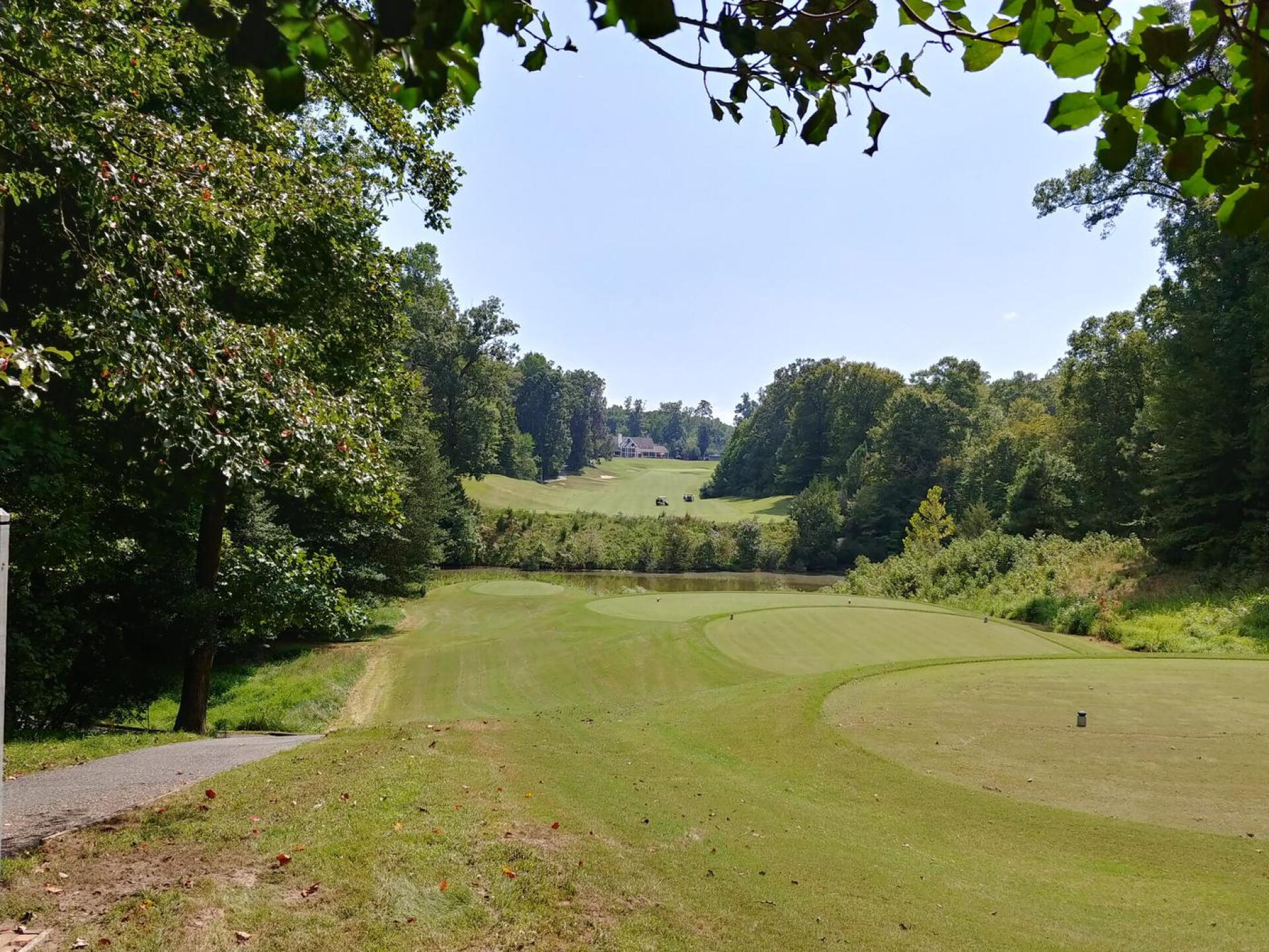 Tee box view of Par 5, #18 (Photo submitted by Bombtech6316 on 09/18/2018)