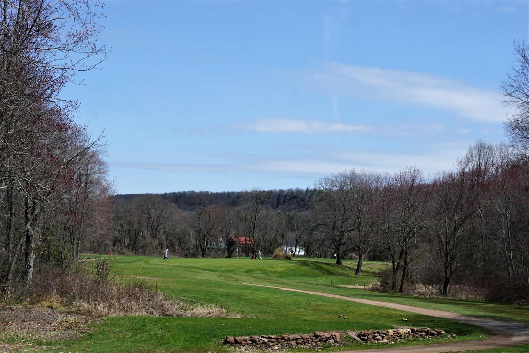 The par-3 sixth offers a challenge: 186 yards–to a plateau green. (Photo submitted by AptlyLinked on 04/15/2022)