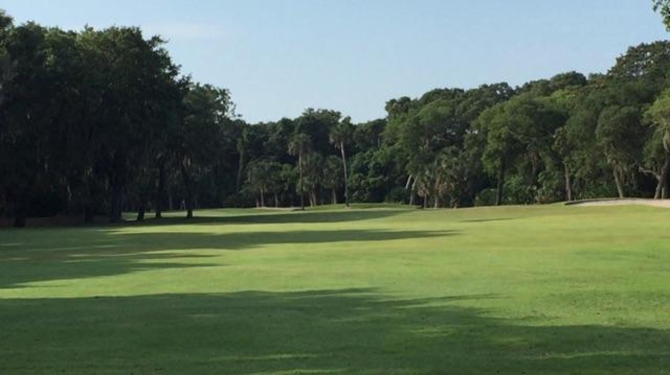 Hole 2 from red tees, dog legs left (Photo submitted by dcalf on 05/28/2015)