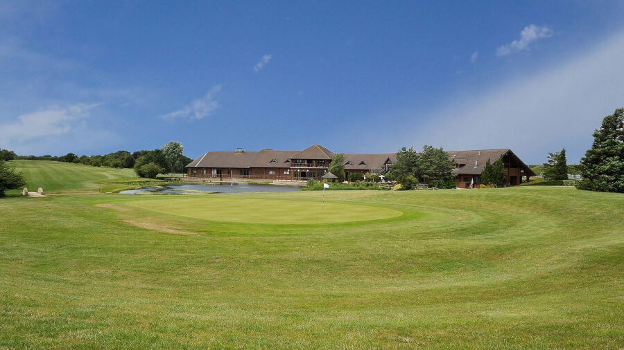 Witney Lakes Resort: Clubhouse