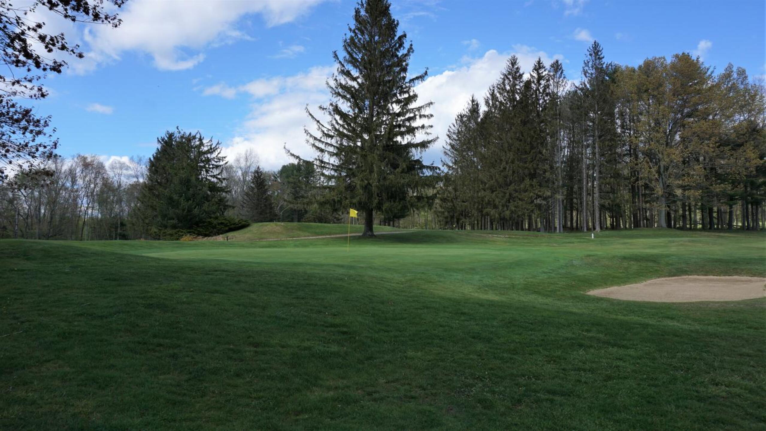 Hole one. A downhill, drive and pitch hole, here seen from its left flank. (Photo submitted by AptlyLinked on 05/13/2021)