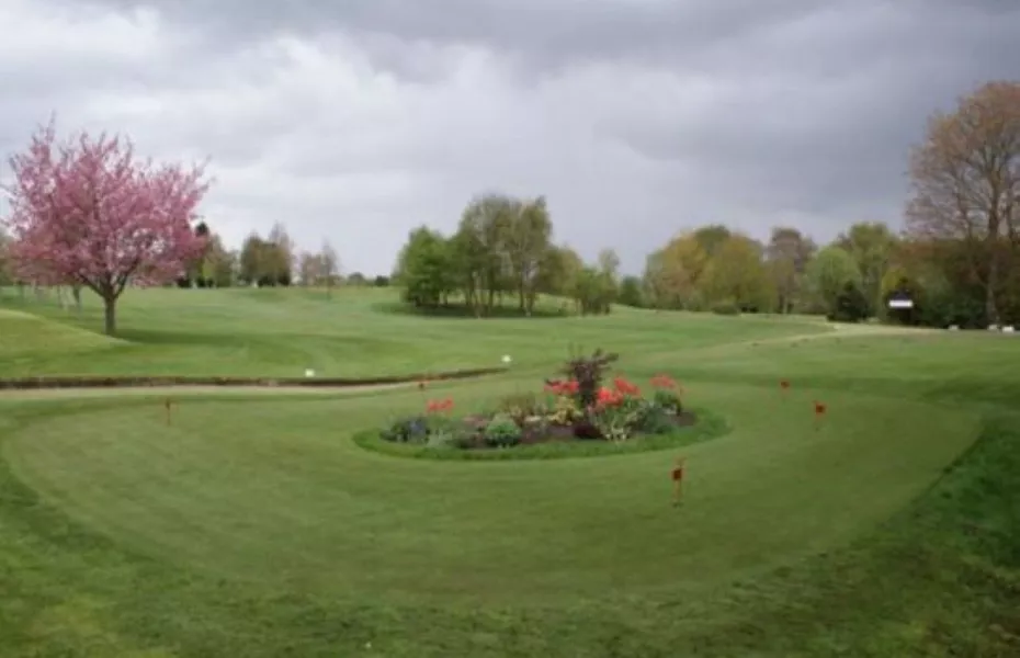 Chesterfield GC: practice green & #1