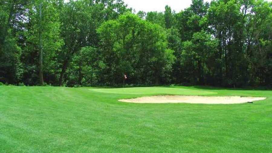 River Cliff GC: 8th green