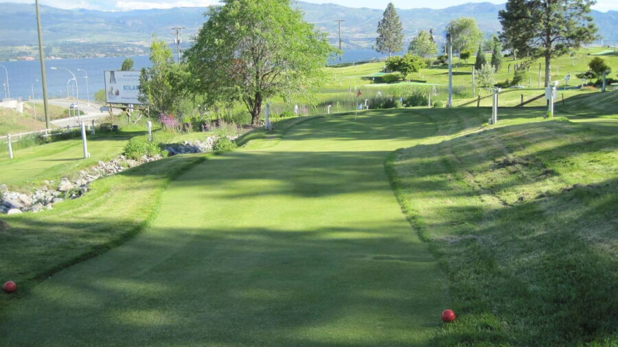 19 Greens Putting Course: #8