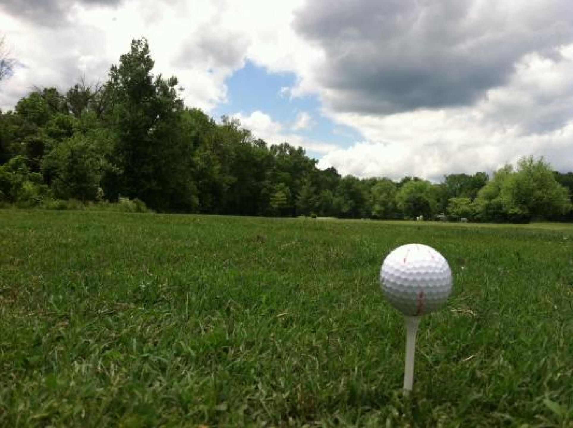 The Yellow Tees on 3. Fun hole. Nice day. (Photo submitted by j0ceci01 on 07/07/2013)