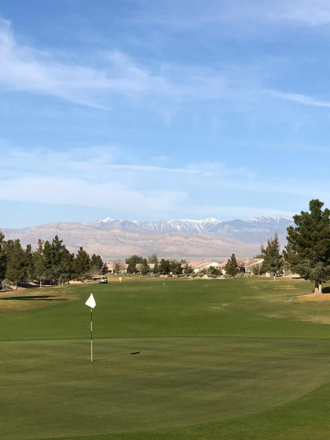 Par 4, #7 looking back to the tee and snow covered mountains (Photo submitted by Bombtech6316 on 04/10/2018)