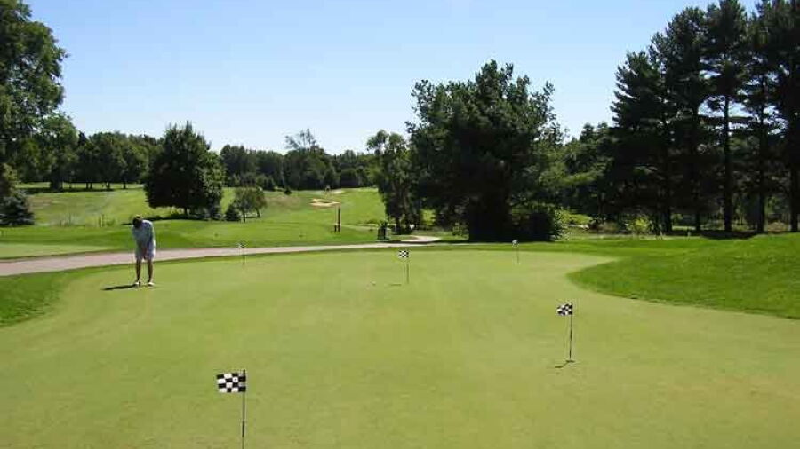 Clearbrook GC: putting green