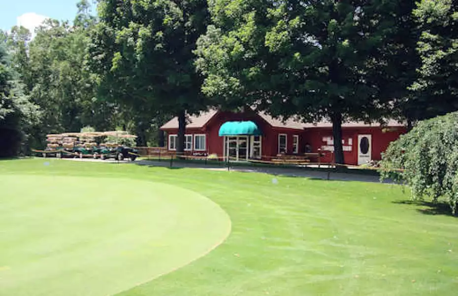 Hills Heart of the Lakes GC: clubhouse