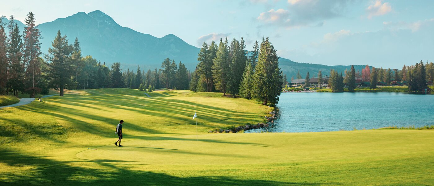 Hole 16 - The Bay - Man Lining up Putt