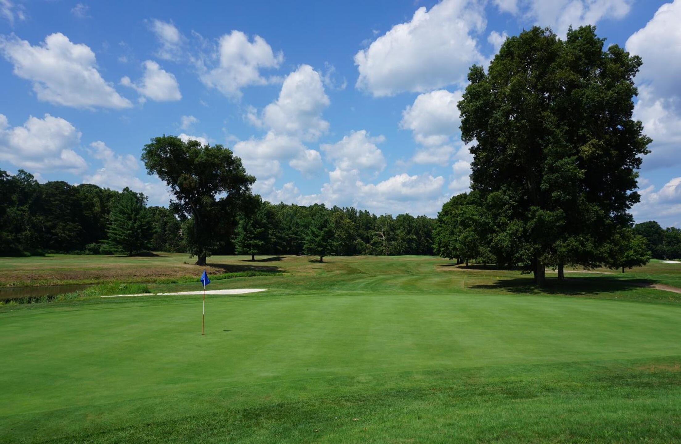 The sixth is one of Pomperaug’s outstanding holes, a dogleg-left leading to the ‘back-side’ of this double green. (Photo submitted by AptlyLinked on 08/11/2020)