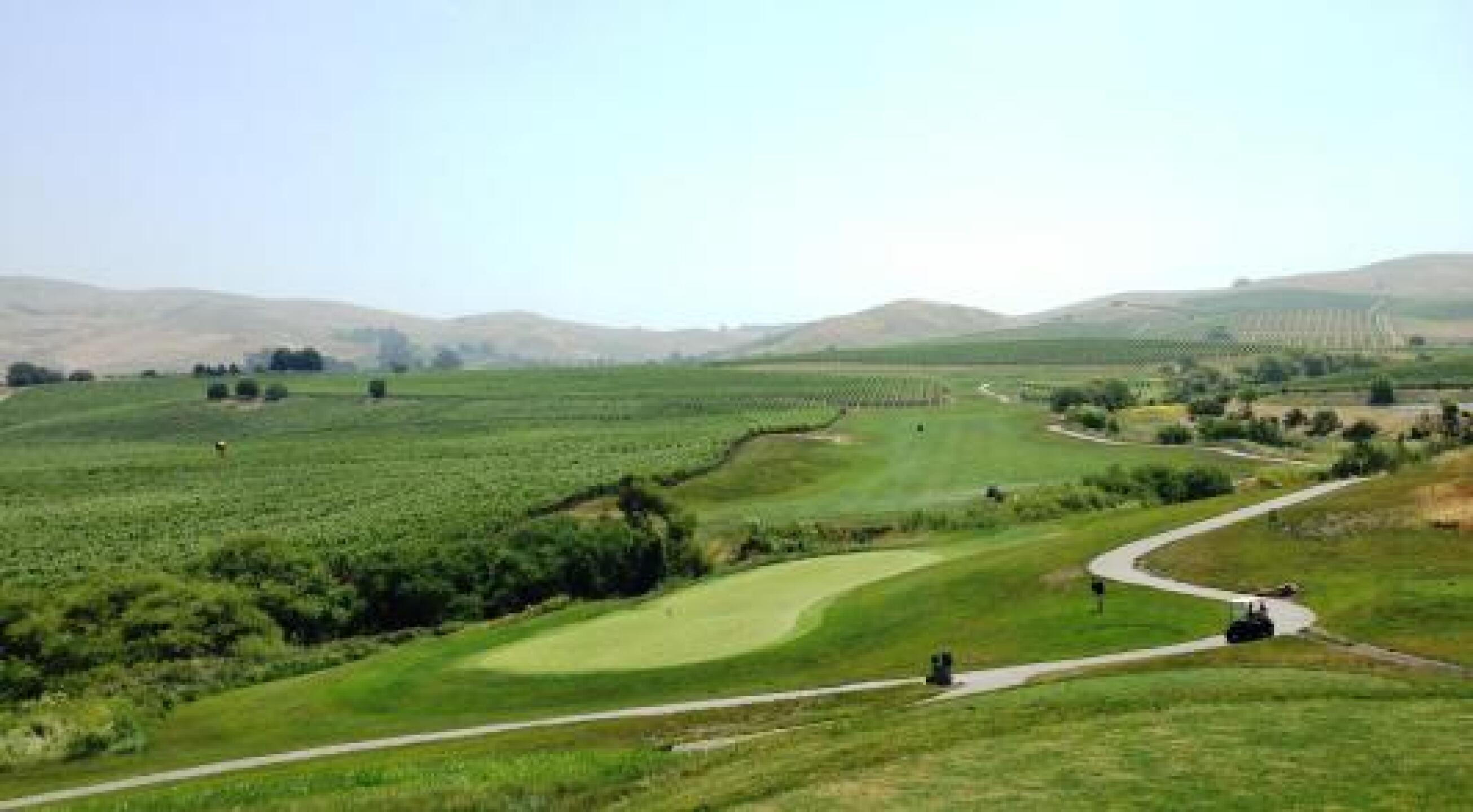 Hole 7 as seen on 8th tee box (Photo submitted by dasilvp on 06/02/2014)
