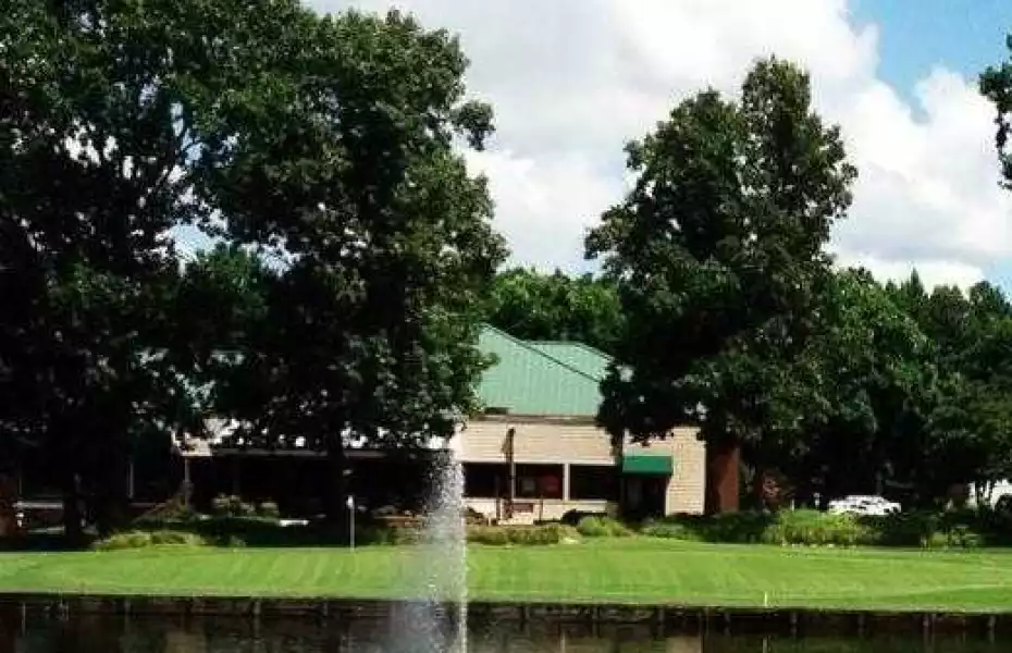 Birchwood CC: #18 & clubhouse