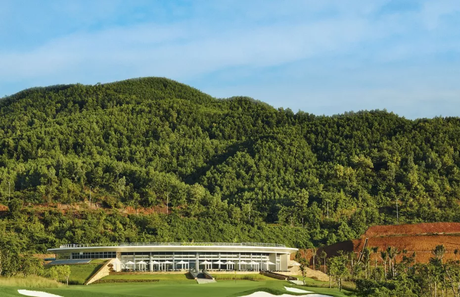 Ba Na Hills GC: #18 & clubhouse