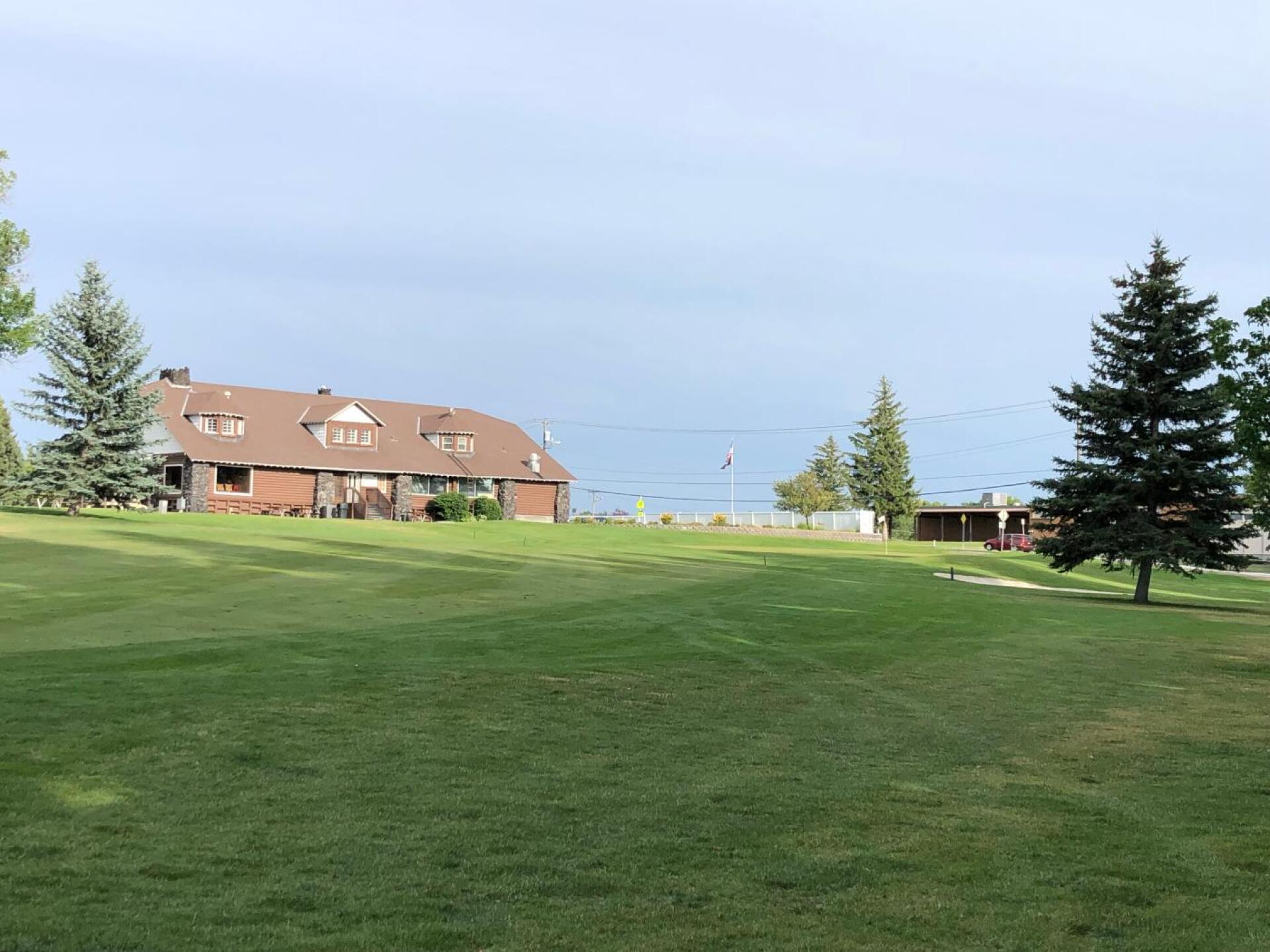18th Green and Clubhouse (Photo submitted by RHunt23 on 08/01/2019)