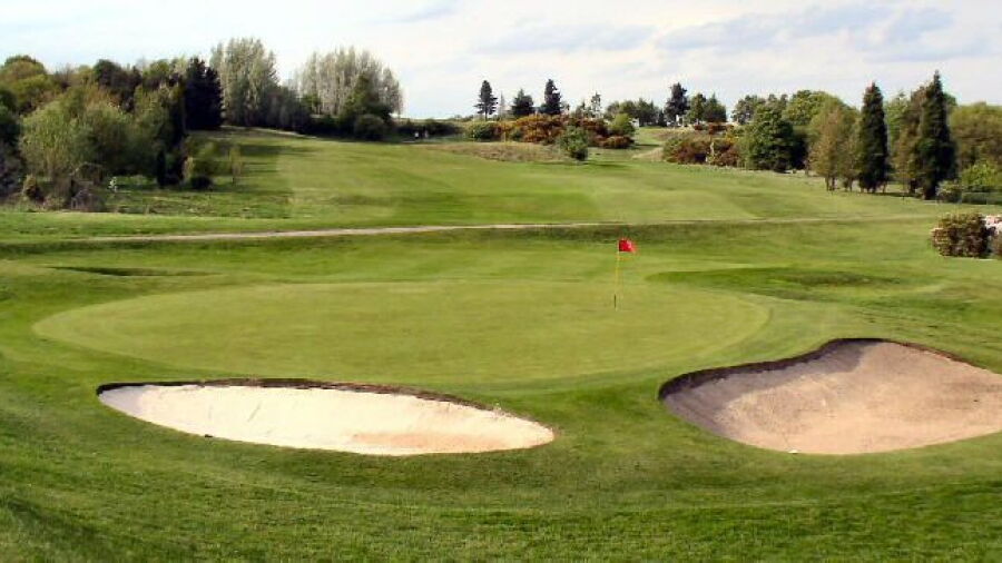 Greenside bunkers at Tankersley Park