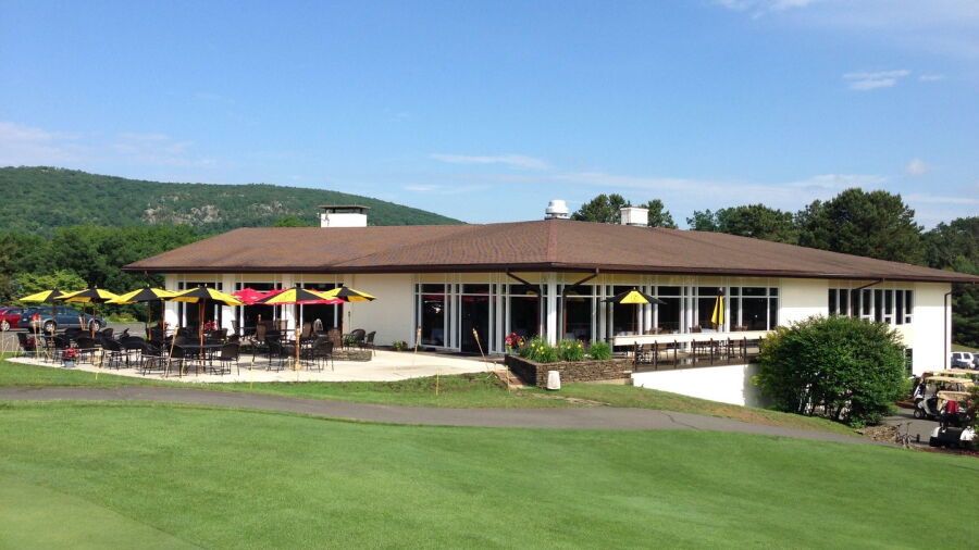 North Ridge GC: Clubhouse & Patio