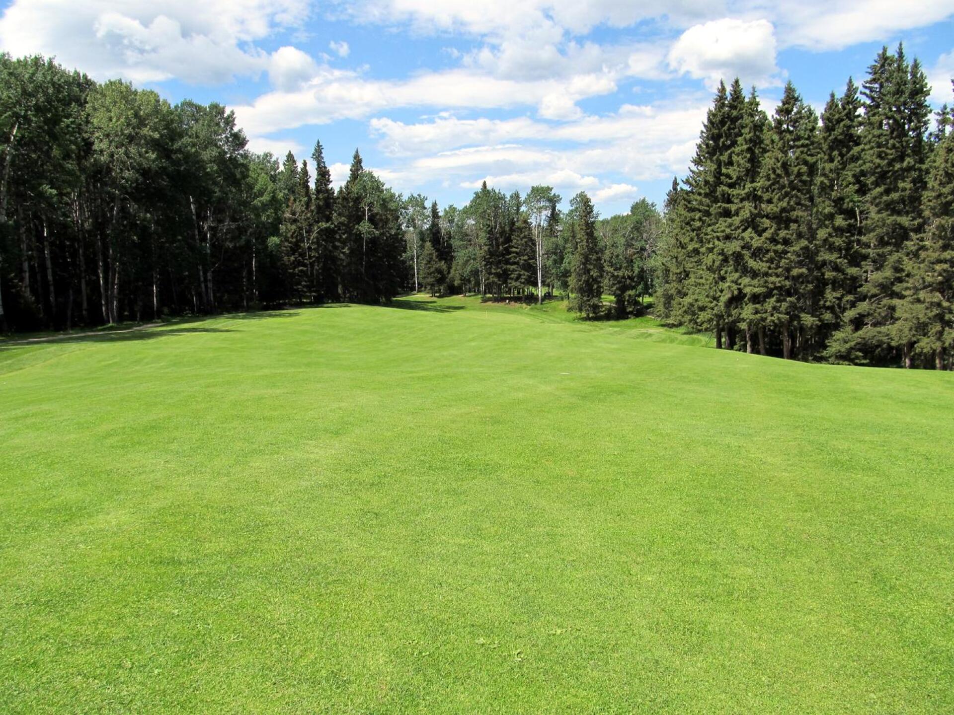 Waskesiu GC, Hole 10, Par 4, 410 yds, 125 yds out (Photo submitted by DYakimec on 03/25/2016)