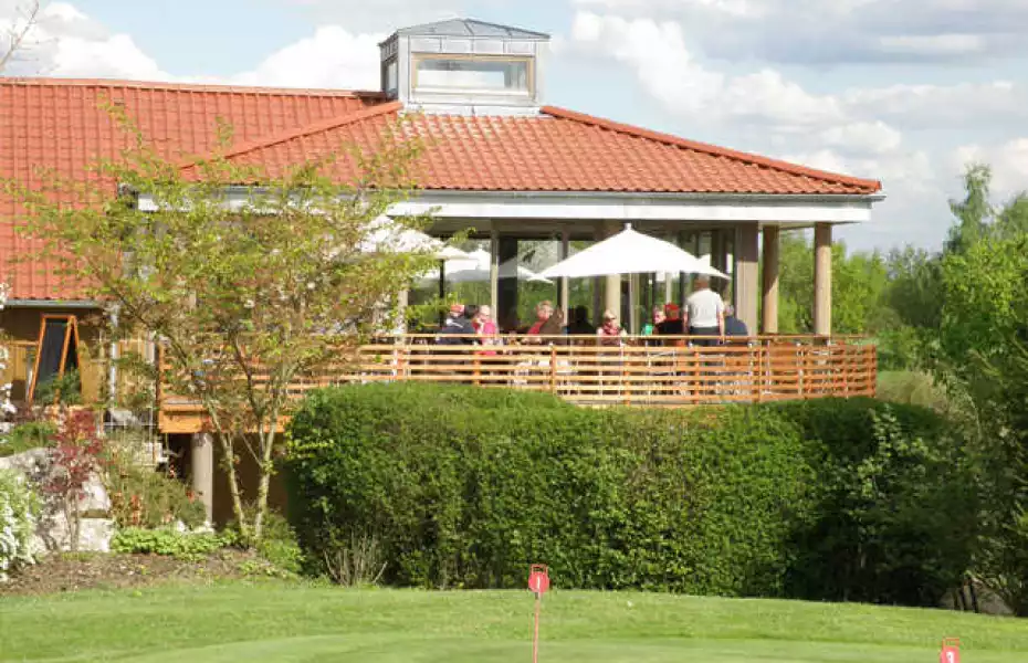 Straubing Stadt G & CC: clubhouse & putting green