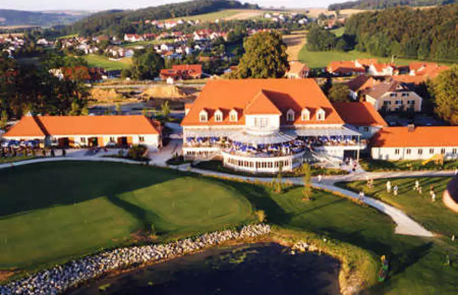 Deutenhof GC: clubhouse & putting green