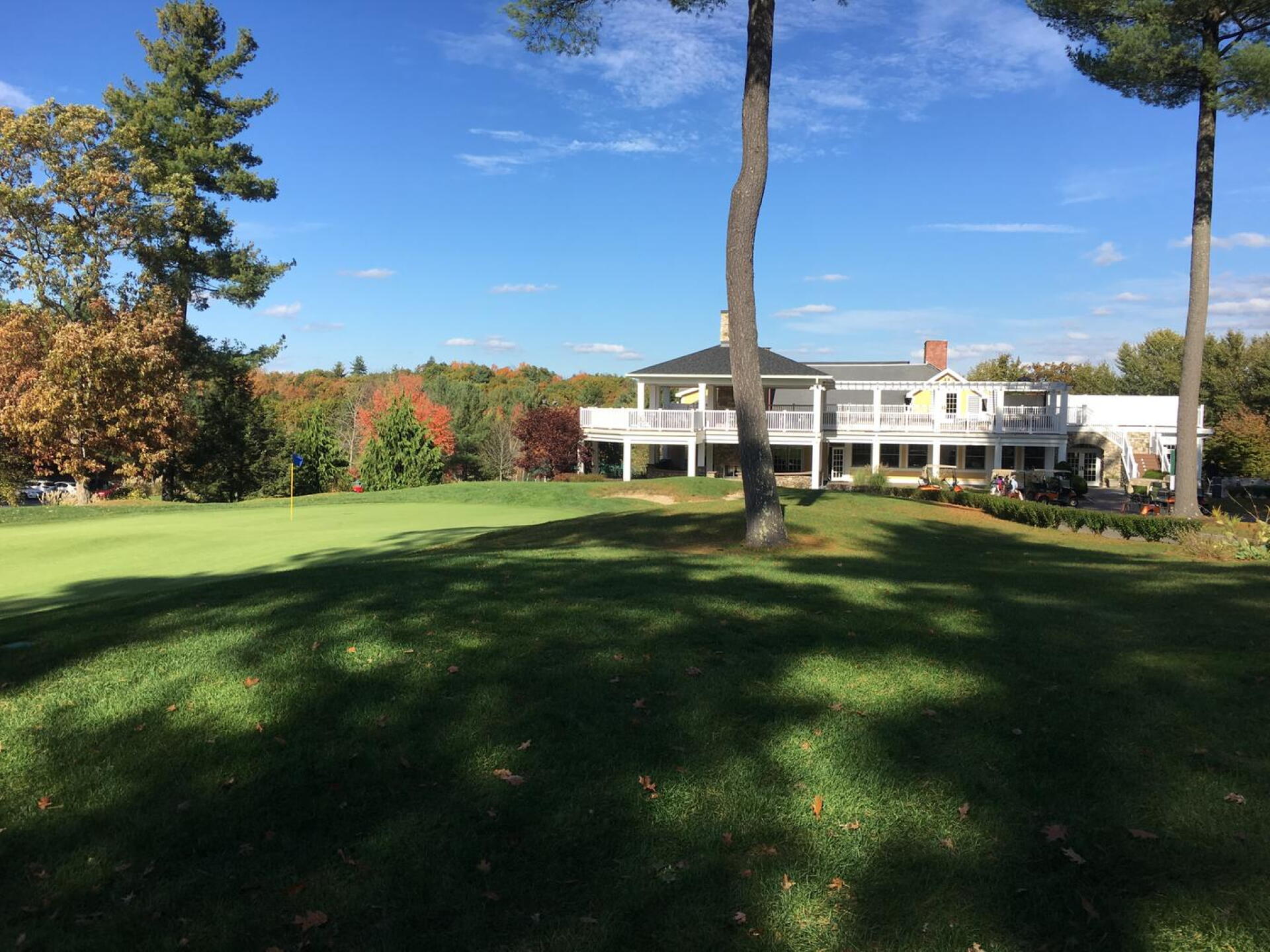 18th Green and Clubhouse (Photo submitted by 3HourGolf on 10/28/2017)