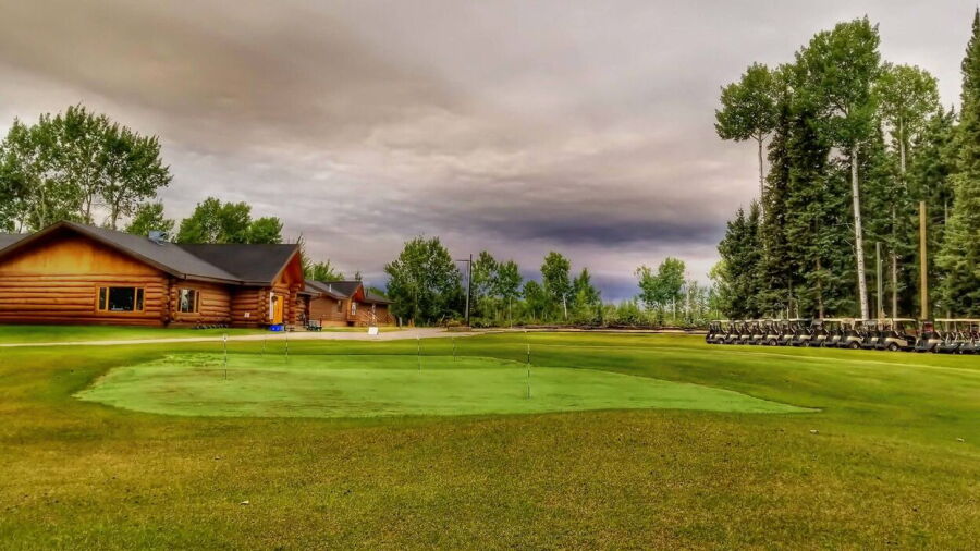 Hay River GC: Clubhouse & practice area