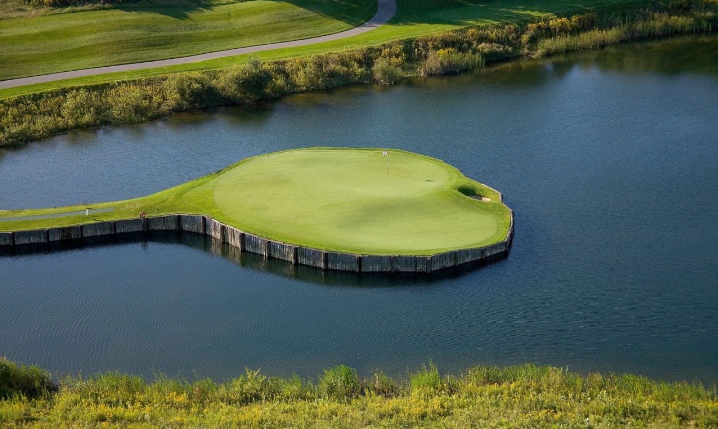 Wooden Sticks Golf Club - Island green