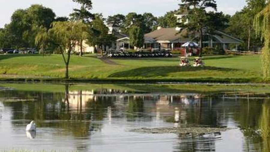 Swan Lake GC: Clubhouse