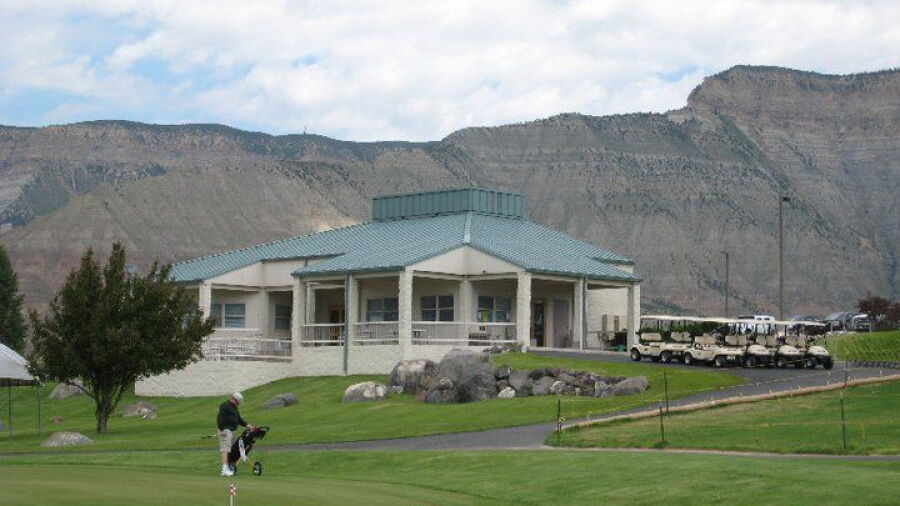 Battlement Mesa GC: clubhouse & putting green