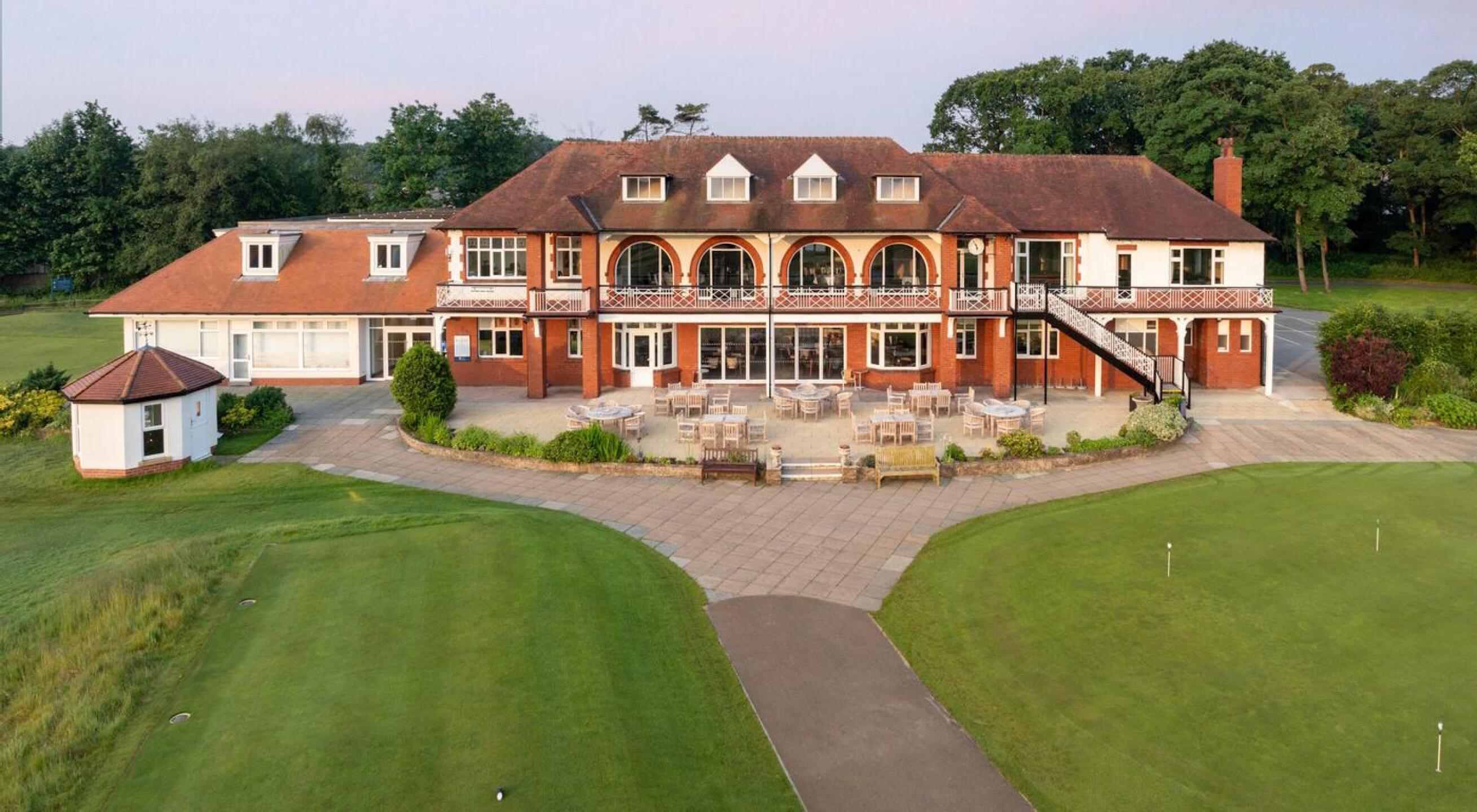 Clubhouse & patio (Photo submitted by Jpkmnqpdvz5spvm2L4SS on 07/01/2025)