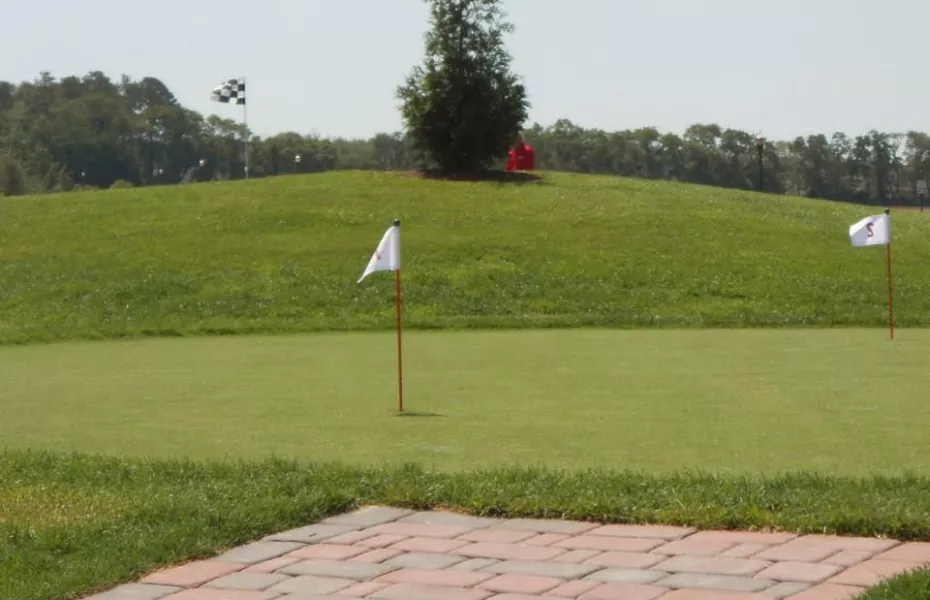 American Classic GC: putting green & #9