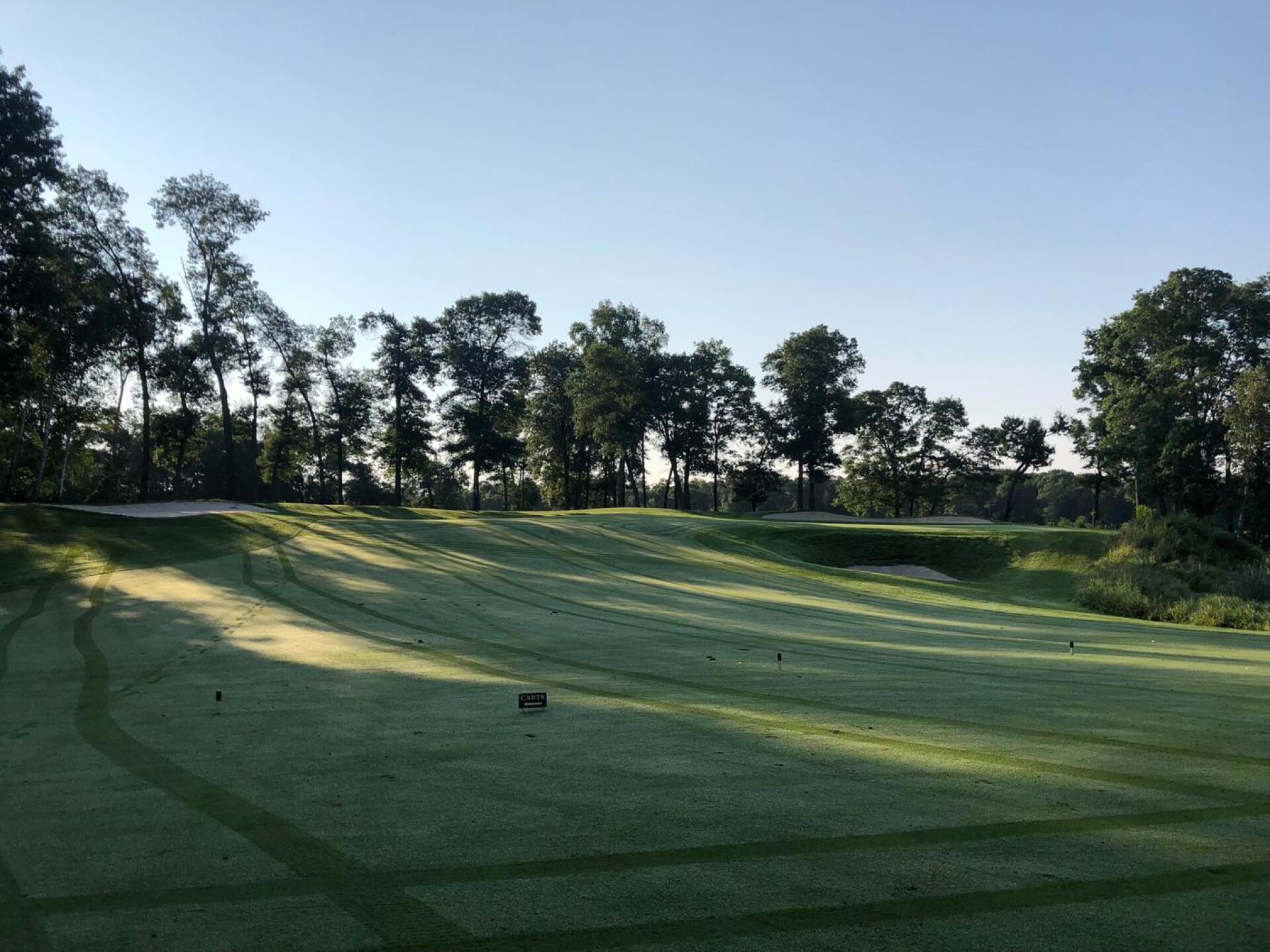 Approach into the green of hole 1 (Photo submitted by Ienjoygolfing75 on 09/06/2018)