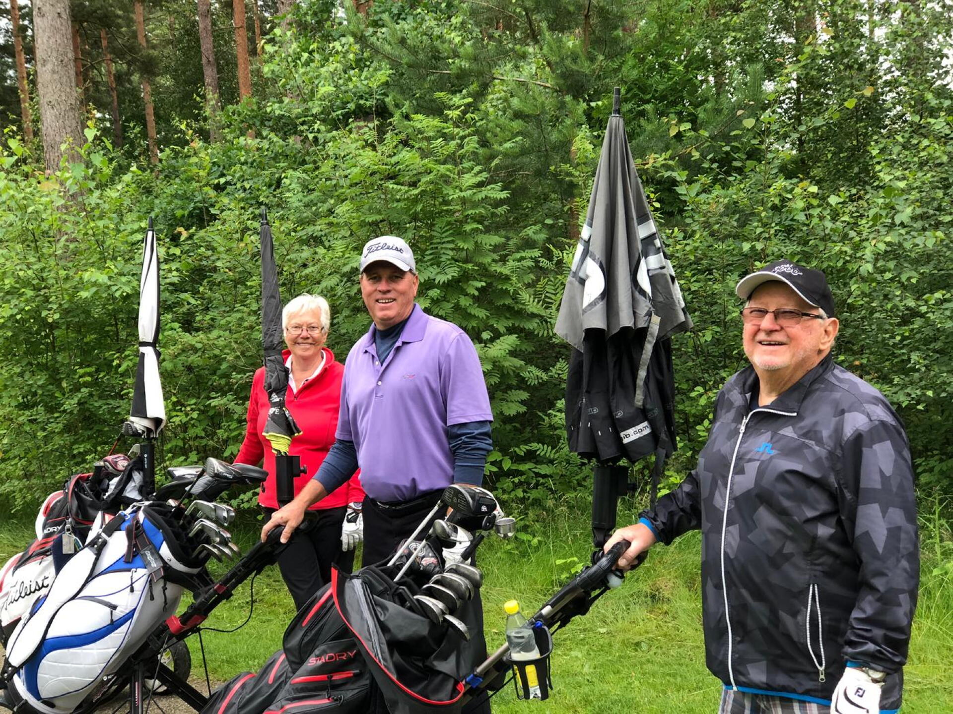 Golf buddies (Photo submitted by Jelly6911 on 07/01/2018)